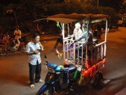 Làm mẹ - Người cha bị vợ bỏ, chở con trong lồng sắt mưu sinh khắp phố lại lấy nước mắt dân mạng