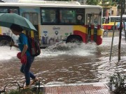 Tin tức - Mưa lớn bất ngờ khiến nhiều đường phố Hà Nội ngập nước