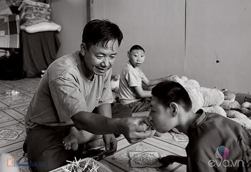 Người cha bị vợ bỏ, chở con trong lồng sắt mưu sinh khắp phố lại lấy nước mắt dân mạng - 7