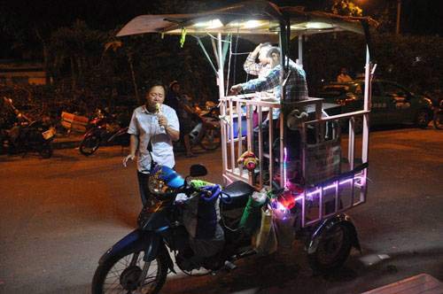 Người cha bị vợ bỏ, chở con trong lồng sắt mưu sinh khắp phố lại lấy nước mắt dân mạng - 2