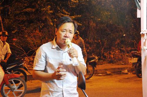 Người cha bị vợ bỏ, chở con trong lồng sắt mưu sinh khắp phố lại lấy nước mắt dân mạng - 3