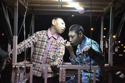 Người cha bị vợ bỏ, chở con trong lồng sắt mưu sinh khắp phố lại lấy nước mắt dân mạng - 4