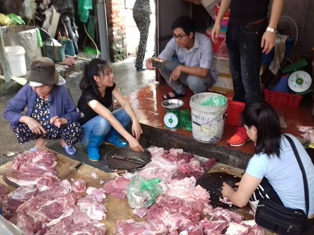 Nỗi lòng của người phụ nữ bị hất dầu luyn trộn chất thải vào gần 100 kg thịt lợn - 1