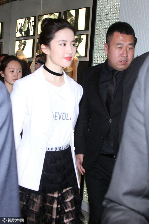 Sở hữu làn da trắng mịn màng, Lưu Diệc Phi khiến các fan amp;#34;lóa mắtamp;#34; - 1