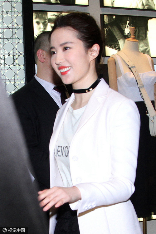 Sở hữu làn da trắng mịn màng, Lưu Diệc Phi khiến các fan amp;#34;lóa mắtamp;#34; - 2