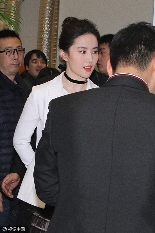 Sở hữu làn da trắng mịn màng, Lưu Diệc Phi khiến các fan amp;#34;lóa mắtamp;#34; - 4