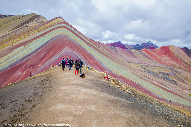 Mỗi đỉnh núi trong khu vực được bao phủ bằng nhiều dải màu sắc sặc sỡ như xanh pastel hiền hoà, đỏ mãnh liệt, xanh lá cây, hồng và vàng
