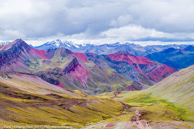Vùng núi Vinicunca luôn có 5 dải màu dễ thấy, tuy nhiên vẫn chưa có lời giải thích khoa học nào cho hiện tượng ở vùng đất này.
