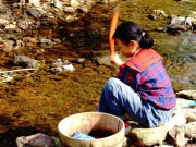 Tin tức - Số phận bi thảm của cô bé 12 tuổi một mình nuôi cha dượng tàn tật và 4 anh trai ăn học