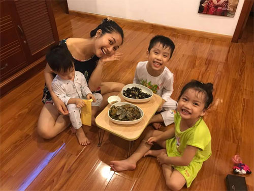 Ốc Thanh Vân để mặt mộc amp;#34;nhậuamp;#34; cùng các con - 1