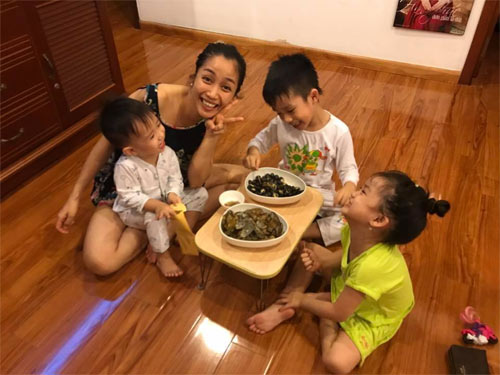 Ốc Thanh Vân để mặt mộc amp;#34;nhậuamp;#34; cùng các con - 2