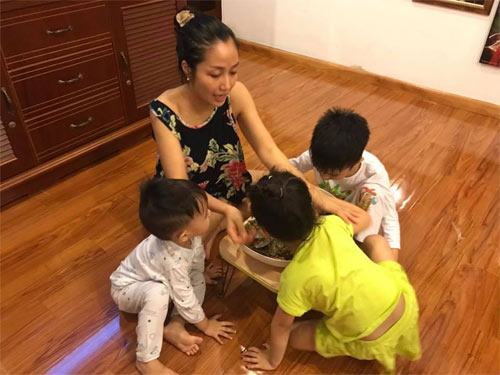 Ốc Thanh Vân để mặt mộc amp;#34;nhậuamp;#34; cùng các con - 3