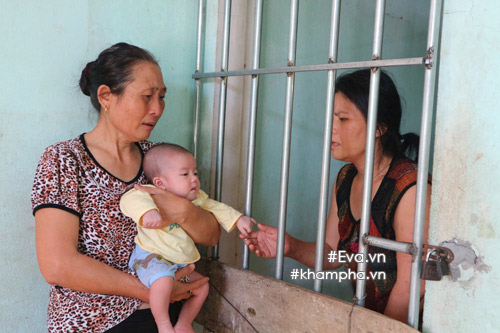 Tin tức 24h nổi bật: Xót xa người mẹ tâm thần ở trong lồng sắt nhìn con hơn 1 tháng tuổi - 1