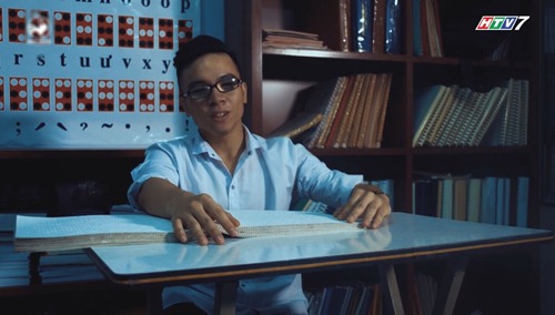 Chân dung chàng trai chỉ còn 30% thị lực khiến Trấn Thành, Cẩm Ly nể phục - 9