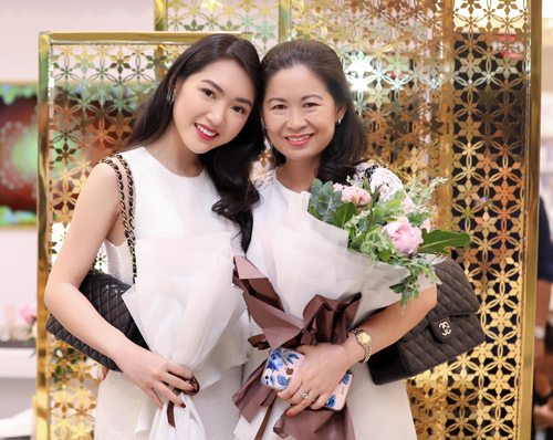 Lê Thúy hạnh phúc, quấn quýt bên mẹ chồng trong sự kiện - 6