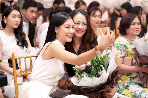 Lê Thúy hạnh phúc, quấn quýt bên mẹ chồng trong sự kiện - 5
