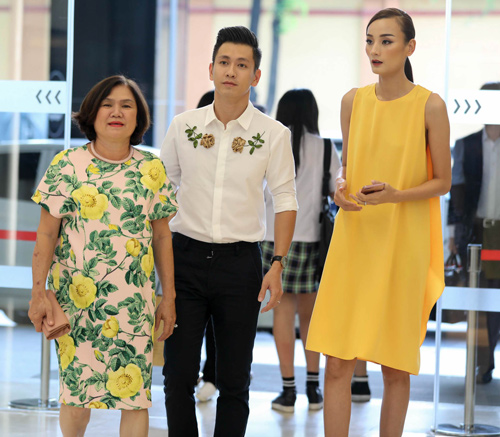 Lê Thúy hạnh phúc, quấn quýt bên mẹ chồng trong sự kiện - 1