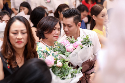 Lê Thúy hạnh phúc, quấn quýt bên mẹ chồng trong sự kiện - 3