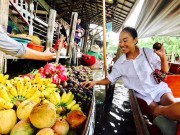 Làng sao - Sao Việt 24h qua: Đoan Trang thích thú đi chợ nổi ở Thái Lan cùng bạn bè