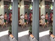 Tin tức - Bất bình clip nam thanh niên dùng chổi đuổi đánh mẹ
