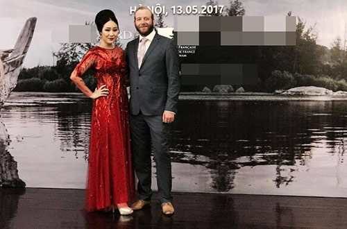 Ngô Phương Lan tái xuất amp;#34;mũm mĩmamp;#34; bên chồng Tây sau thời gian vắng bóng showbiz - 3