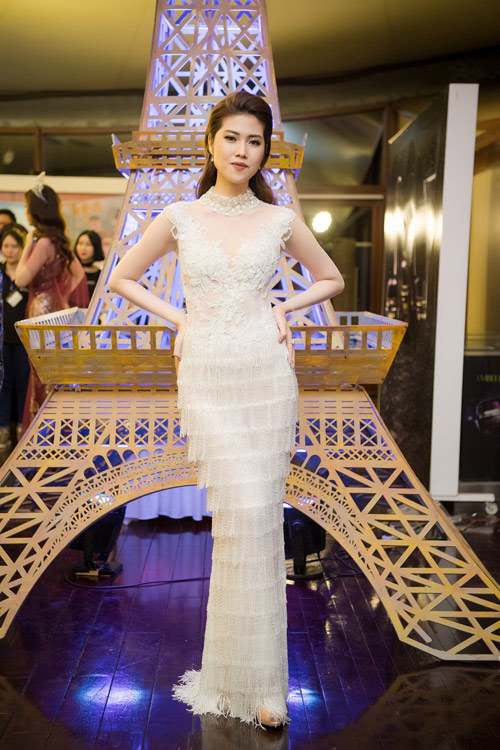 Mai Phương Thúy đọ vẻ amp;#34;sắc nước hương trờiamp;#34; trên thảm đỏ với Thu Hằng, Thủy Top - 4