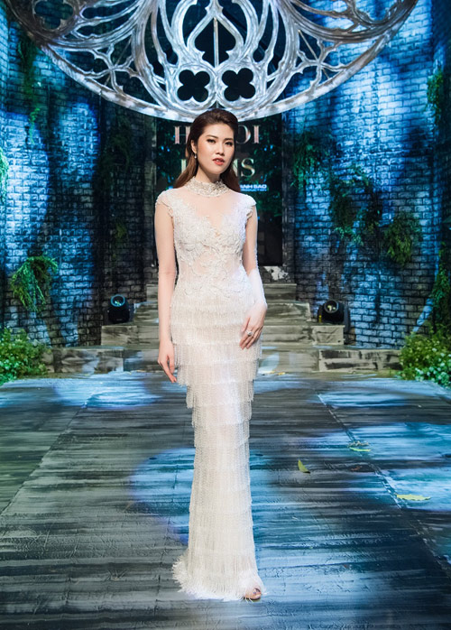 Mai Phương Thúy đọ vẻ amp;#34;sắc nước hương trờiamp;#34; trên thảm đỏ với Thu Hằng, Thủy Top - 5