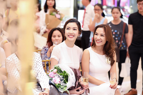 Lê Thúy hạnh phúc, quấn quýt bên mẹ chồng trong sự kiện - 7