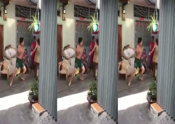 Bất bình clip nam thanh niên dùng chổi đuổi đánh mẹ - 1