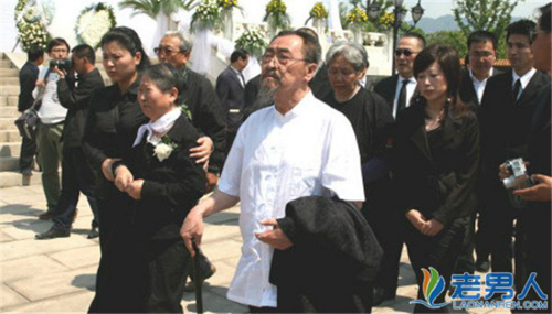 Xúc động hình ảnh amp;#34;người đầu bạc tiễn kẻ đầu xanhamp;#34; trong tang lễ amp;#34;Lâm Đại Ngọcamp;#34; - 2