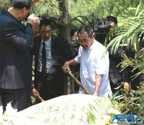 Xúc động hình ảnh amp;#34;người đầu bạc tiễn kẻ đầu xanhamp;#34; trong tang lễ amp;#34;Lâm Đại Ngọcamp;#34; - 4