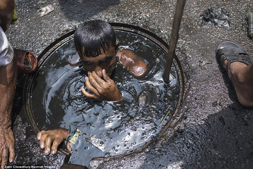 Ảnh: Sửng sốt những bức hình chụp người làm amp;#34;công việc khủng khiếp nhất TGamp;#34; - 4