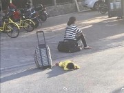 Tin tức - Nghi con gái bị bệnh, mẹ nhẫn tâm đánh đập và bỏ rơi con ngay trên đường vì sợ vướng rắc rối