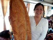 Bếp Eva - Người dân thích thú với đặc sản bánh mì khổng lồ cao hơn 1 mét ở An Giang