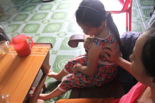Lời kể của bé gái lớp 4 bị kẻ lạ tiêm thuốc mê vào tay để bắt cóc ở Nghệ An - 1