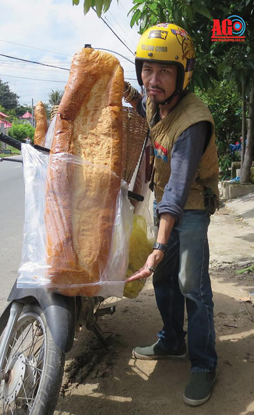 Người dân thích thú với đặc sản bánh mì khổng lồ cao hơn 1 mét ở An Giang - 1