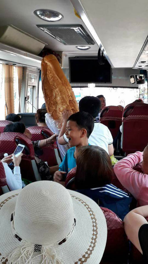 Người dân thích thú với đặc sản bánh mì khổng lồ cao hơn 1 mét ở An Giang - 4