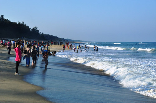 7 học sinh lớp 9 ở Quảng Ngãi bị sóng cuốn trôi khi đi tắm biển - 1