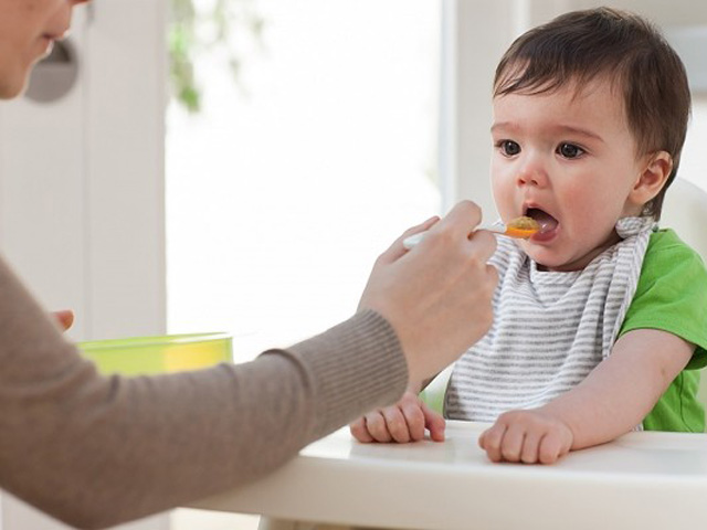 Khi trẻ ho có nên ăn tôm, thịt gà và những lưu ý vàng với cha mẹ