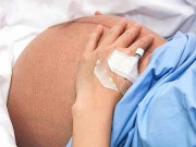 Bà bầu - Chồng đau xót nhìn vợ qua đời ngay trước mặt sau sinh 24 giờ