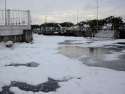 Tin tức - Bọt trắng xóa như tuyết nổi trên kênh Tàu Hủ sau trận mưa lớn ở Sài Gòn