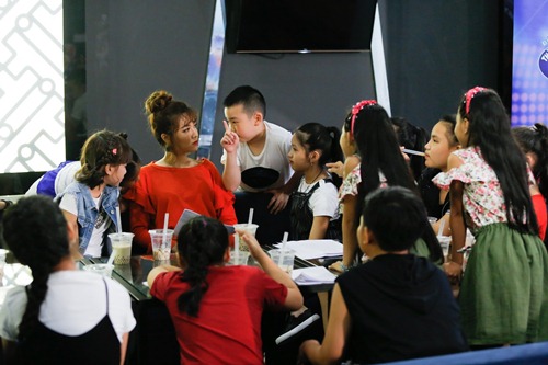 amp;#34;Cô giáoamp;#34; Bích Phương chiêu đãi trà sữa các học trò Vietnam Idol Kids - 12