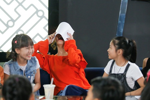 amp;#34;Cô giáoamp;#34; Bích Phương chiêu đãi trà sữa các học trò Vietnam Idol Kids - 10