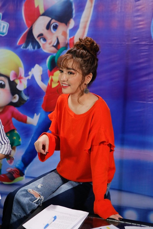 amp;#34;Cô giáoamp;#34; Bích Phương chiêu đãi trà sữa các học trò Vietnam Idol Kids - 3