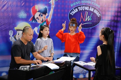amp;#34;Cô giáoamp;#34; Bích Phương chiêu đãi trà sữa các học trò Vietnam Idol Kids - 13