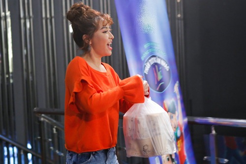 amp;#34;Cô giáoamp;#34; Bích Phương chiêu đãi trà sữa các học trò Vietnam Idol Kids - 5