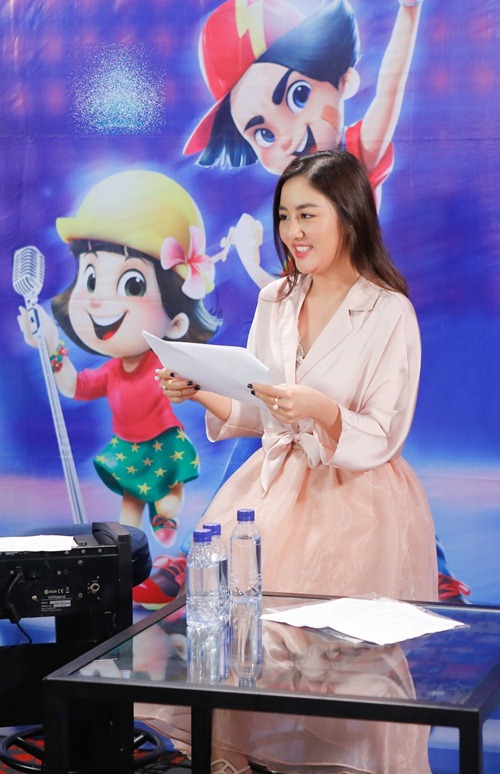 amp;#34;Cô giáoamp;#34; Bích Phương chiêu đãi trà sữa các học trò Vietnam Idol Kids - 16