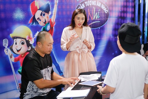 amp;#34;Cô giáoamp;#34; Bích Phương chiêu đãi trà sữa các học trò Vietnam Idol Kids - 20
