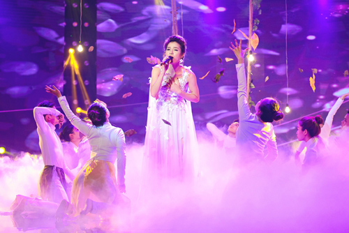 Phương Trinh Jolie bật khóc khi được xướng tên quán quân Hãy nghe tôi hát 2017 - 4