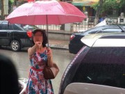 Tin tức - Người phụ nữ đỗ ô tô sai trước cửa hàng còn thách thức "Nhà mày có mua đường không?"